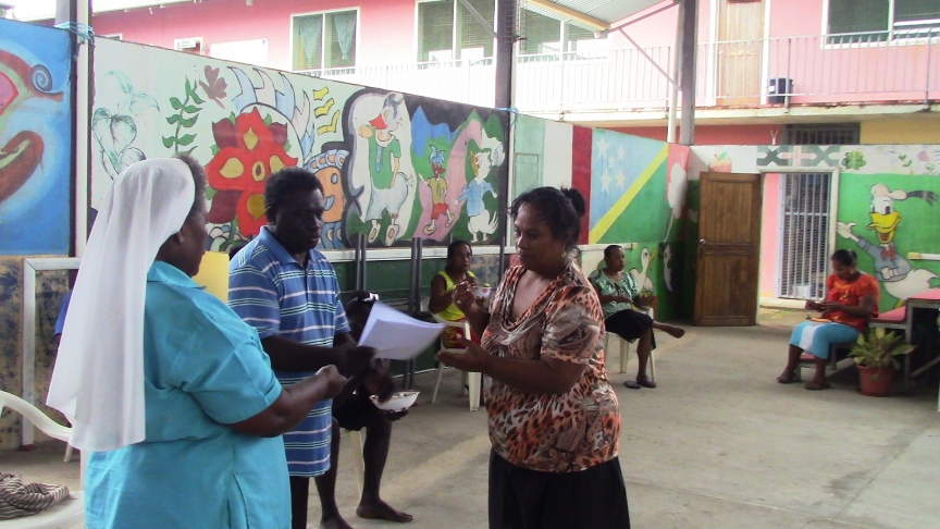 Participant from Wagina recieved her Hey Mum certificate